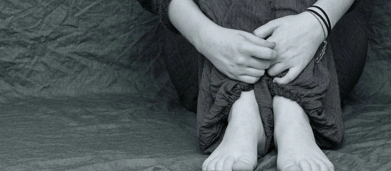 Θύμα βιασμού: «Με αυτά που φοράς τι περίμενες…» της είπε ο αστυνομικός – Είκοσι χρόνια μετά δεν έχει ξεχάσει
